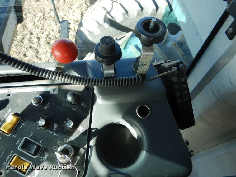 image for item IE9553 1996 Gleaner R72  RWA combine