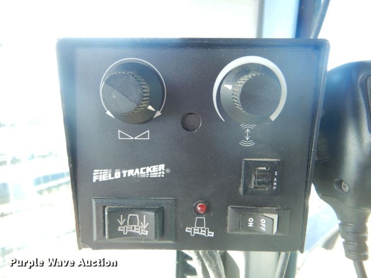 image for item IE9553 1996 Gleaner R72  RWA combine