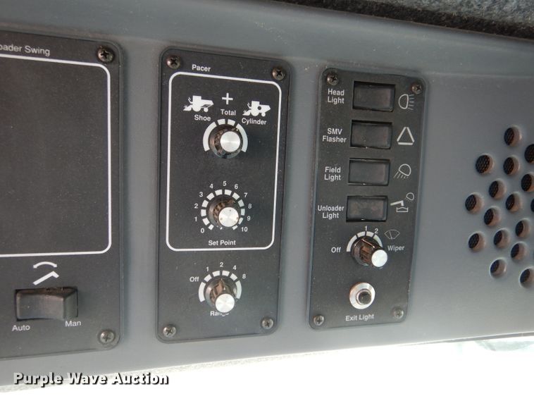 image for item IE9553 1996 Gleaner R72  RWA combine