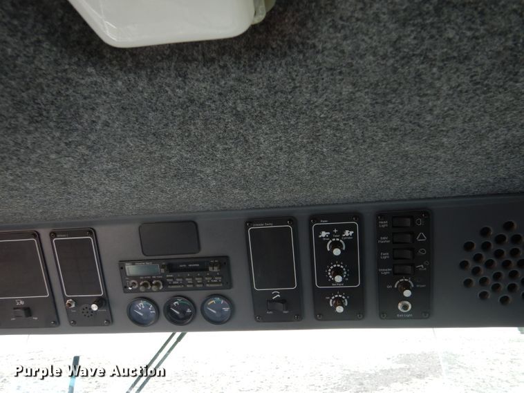 image for item IE9553 1996 Gleaner R72  RWA combine