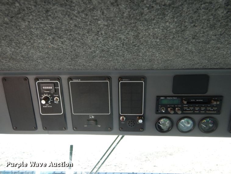 image for item IE9553 1996 Gleaner R72  RWA combine