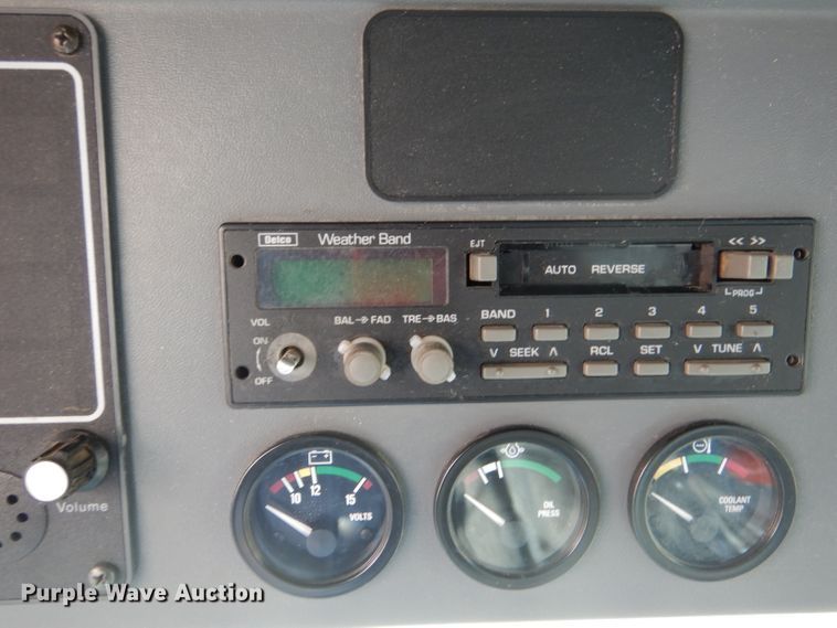 image for item IE9553 1996 Gleaner R72  RWA combine