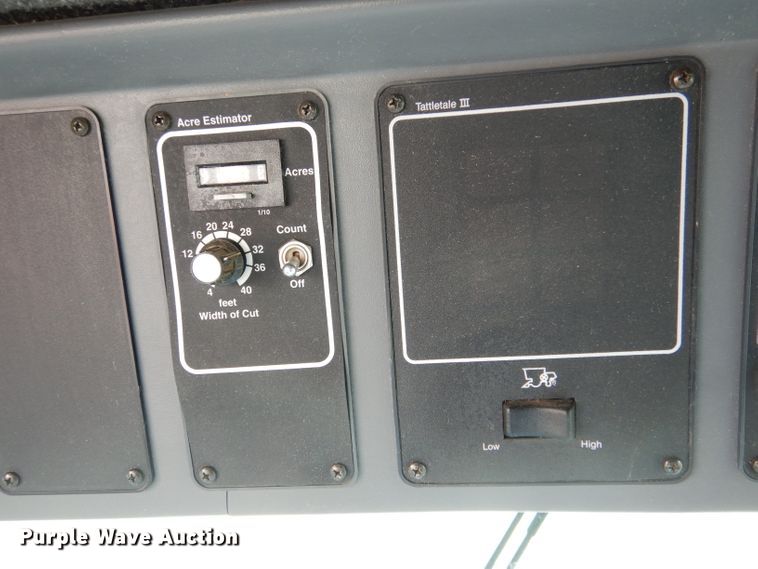 image for item IE9553 1996 Gleaner R72  RWA combine