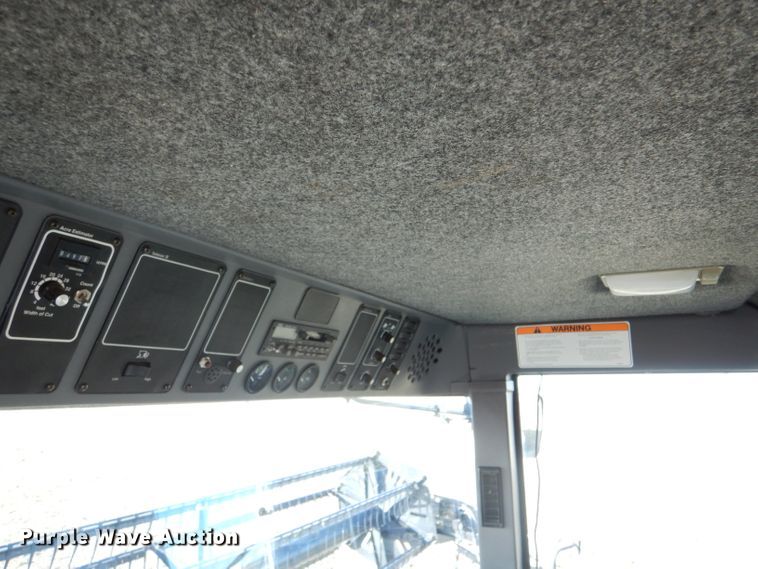 image for item IE9553 1996 Gleaner R72  RWA combine