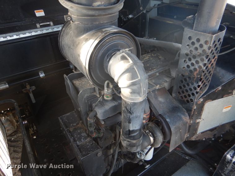 image for item IE9553 1996 Gleaner R72  RWA combine