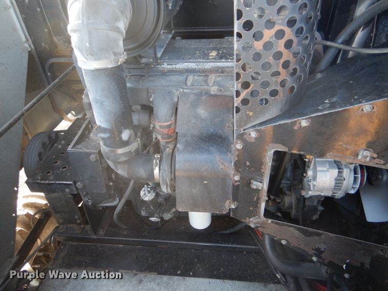 image for item IE9553 1996 Gleaner R72  RWA combine