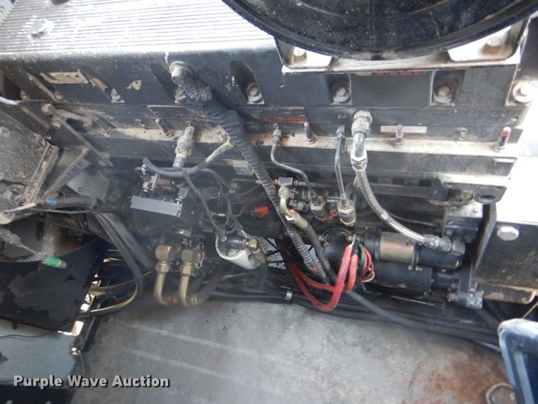 image for item IE9553 1996 Gleaner R72  RWA combine