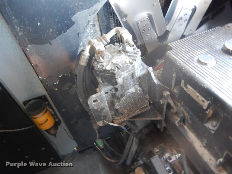 image for item IE9553 1996 Gleaner R72  RWA combine