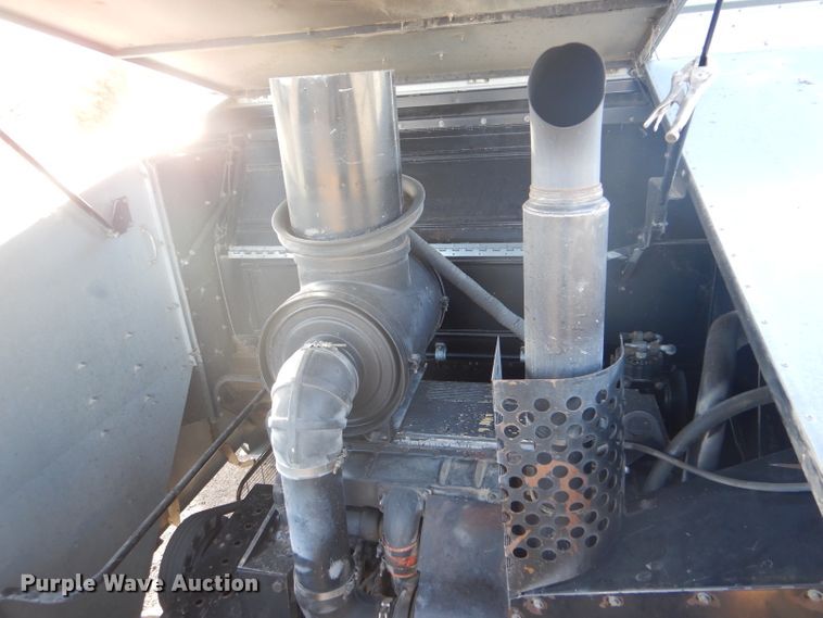 image for item IE9553 1996 Gleaner R72  RWA combine