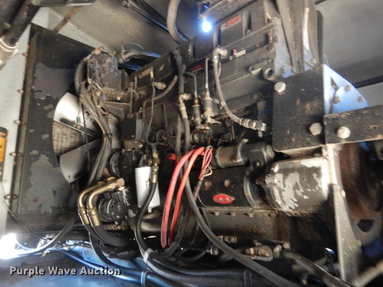 image for item IE9553 1996 Gleaner R72  RWA combine