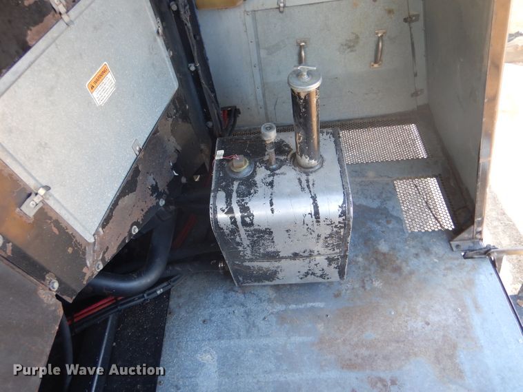 image for item IE9553 1996 Gleaner R72  RWA combine