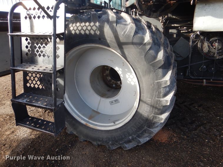 image for item IE9553 1996 Gleaner R72  RWA combine