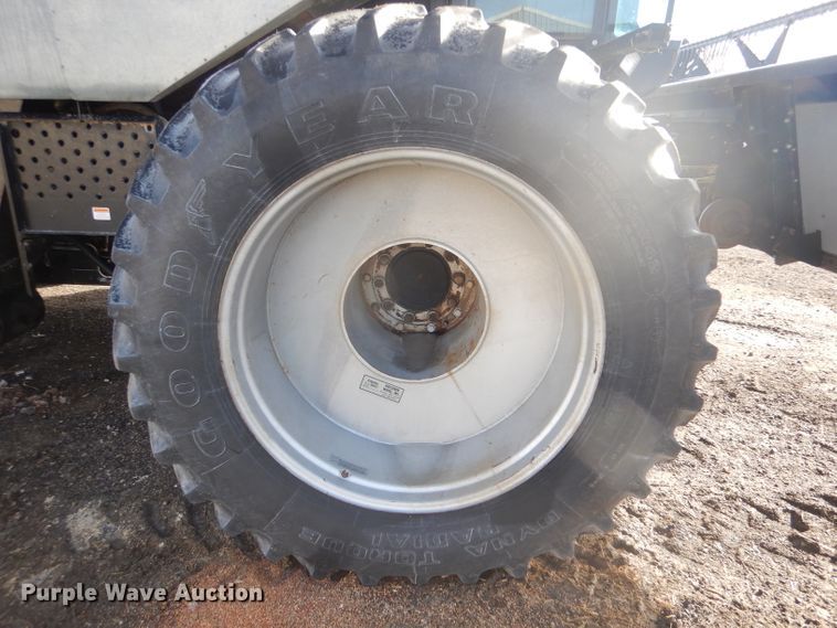 image for item IE9553 1996 Gleaner R72  RWA combine