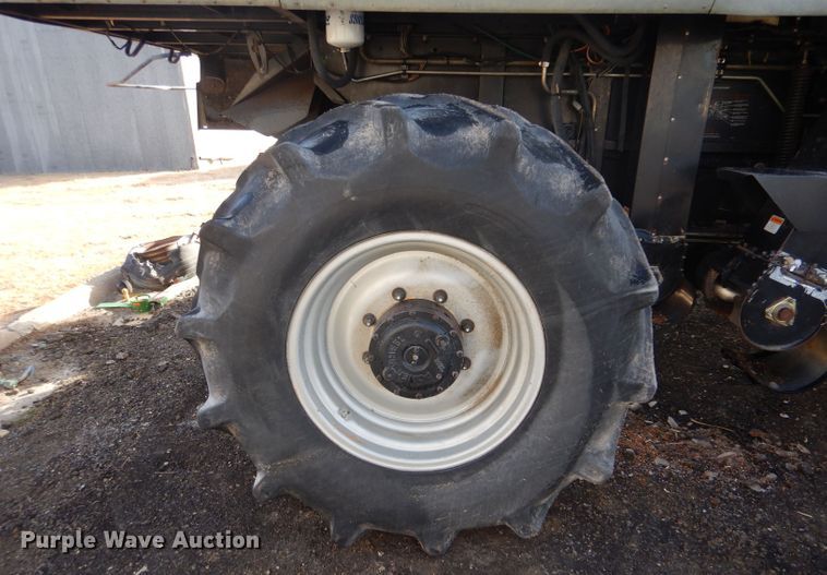 image for item IE9553 1996 Gleaner R72  RWA combine