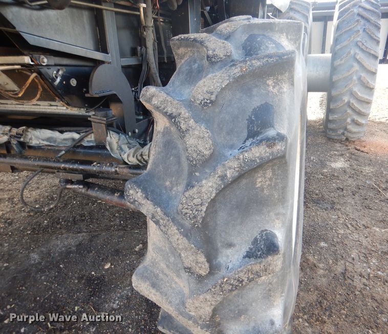 image for item IE9553 1996 Gleaner R72  RWA combine