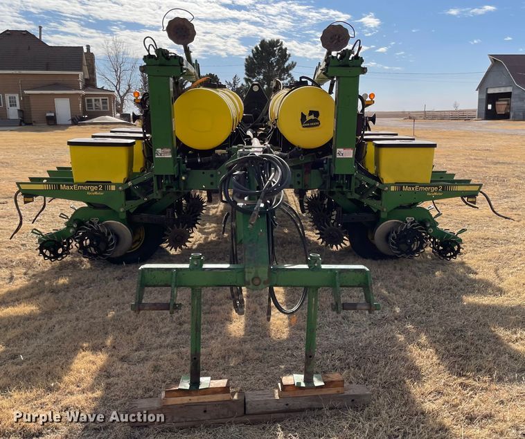 image for item IJ9595 1996 John Deere 7200  no-till planter