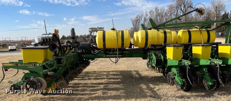 image for item IJ9595 1996 John Deere 7200  no-till planter