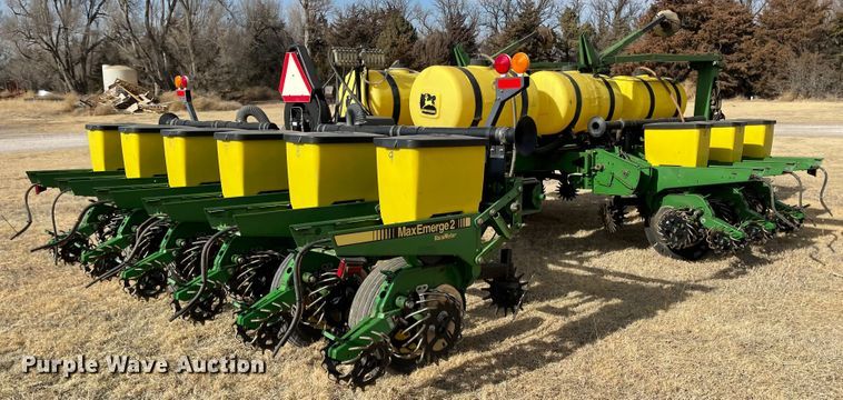 image for item IJ9595 1996 John Deere 7200  no-till planter