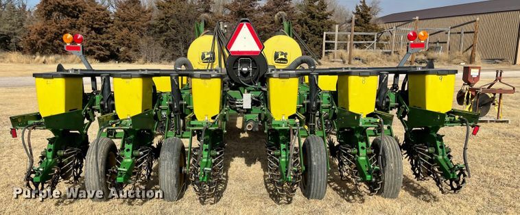 image for item IJ9595 1996 John Deere 7200  no-till planter