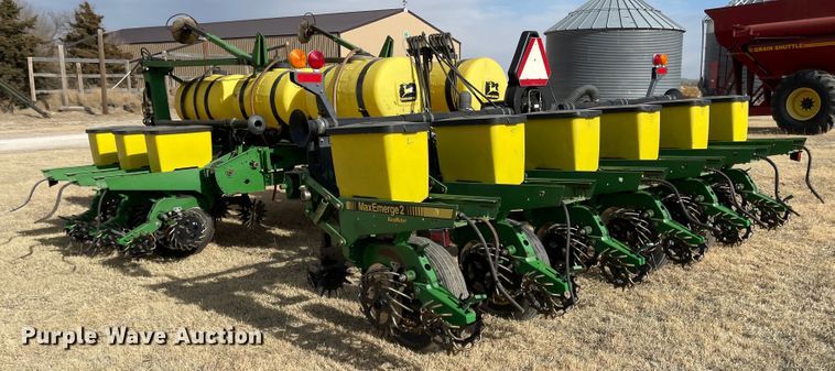 image for item IJ9595 1996 John Deere 7200  no-till planter