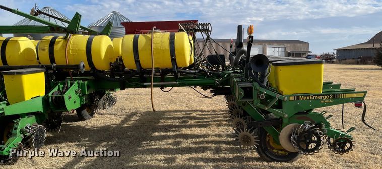 image for item IJ9595 1996 John Deere 7200  no-till planter
