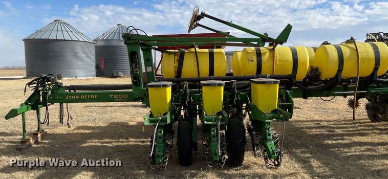 image for item IJ9595 1996 John Deere 7200  no-till planter