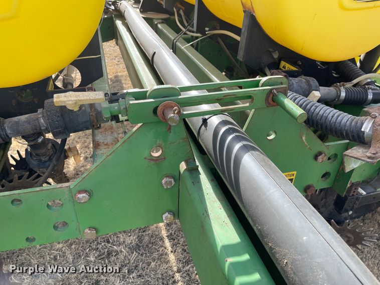image for item IJ9595 1996 John Deere 7200  no-till planter