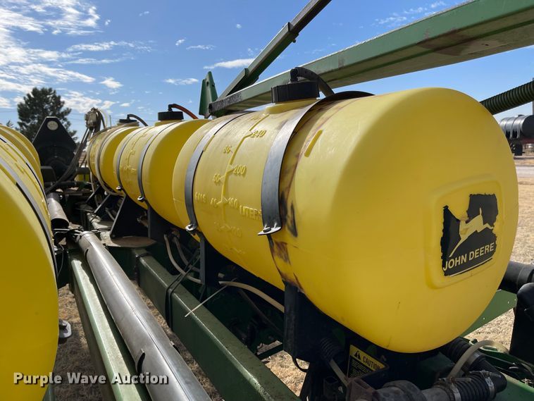 image for item IJ9595 1996 John Deere 7200  no-till planter