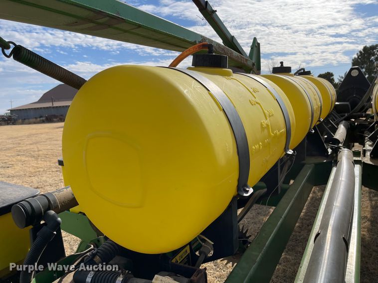 image for item IJ9595 1996 John Deere 7200  no-till planter