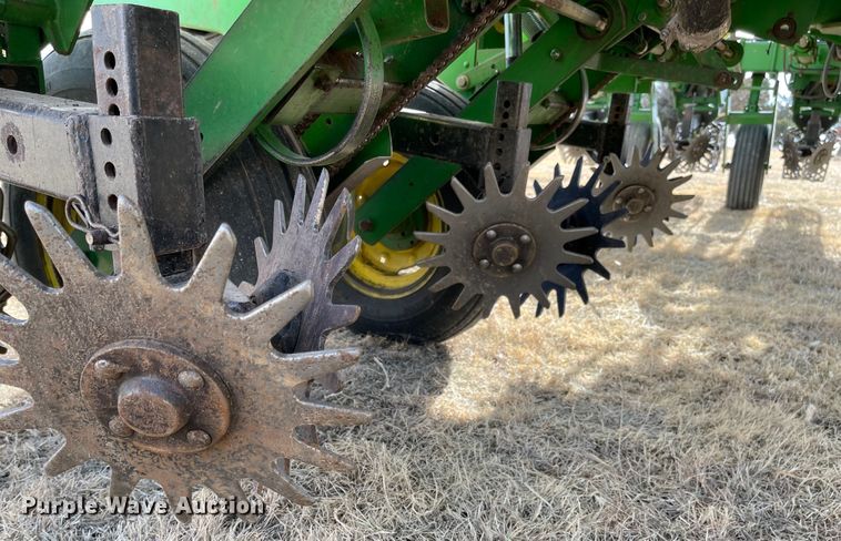 image for item IJ9595 1996 John Deere 7200  no-till planter
