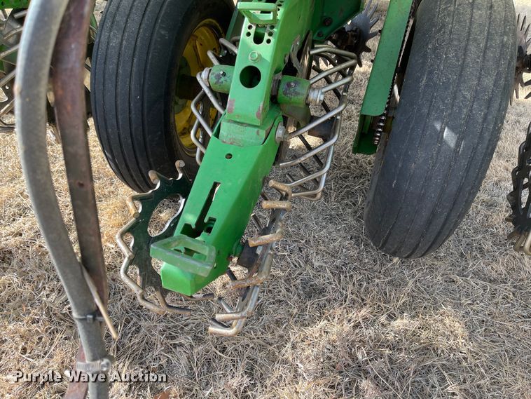 image for item IJ9595 1996 John Deere 7200  no-till planter