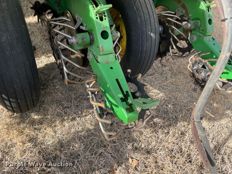 image for item IJ9595 1996 John Deere 7200  no-till planter