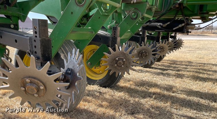 image for item IJ9595 1996 John Deere 7200  no-till planter