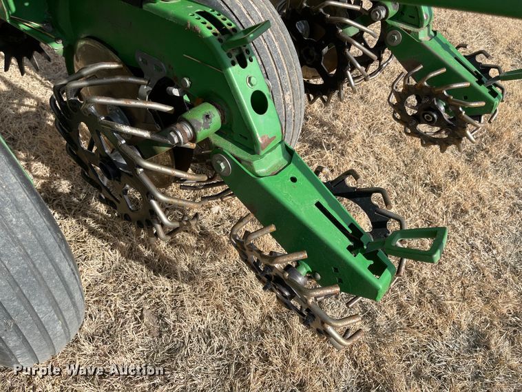 image for item IJ9595 1996 John Deere 7200  no-till planter