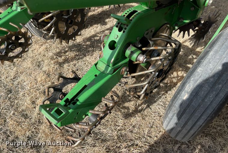 image for item IJ9595 1996 John Deere 7200  no-till planter