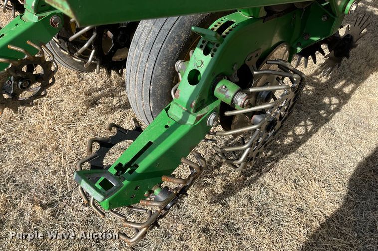 image for item IJ9595 1996 John Deere 7200  no-till planter