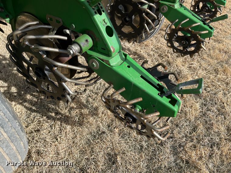 image for item IJ9595 1996 John Deere 7200  no-till planter