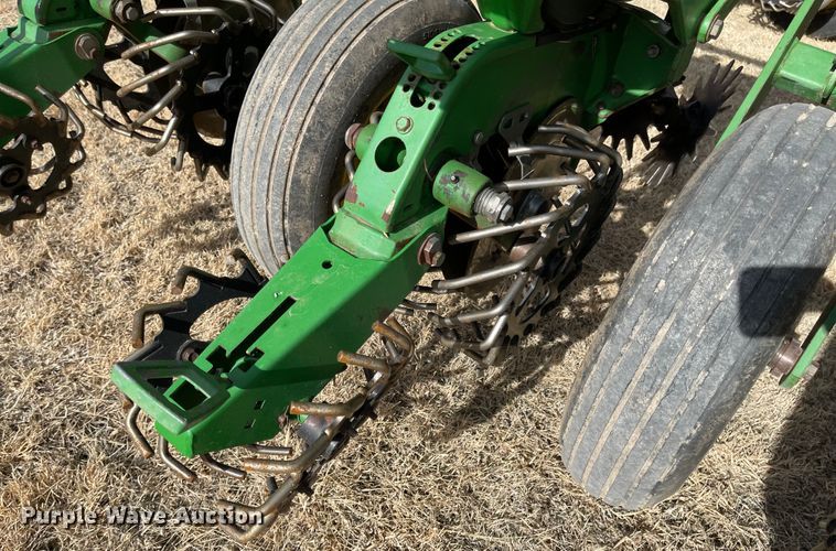 image for item IJ9595 1996 John Deere 7200  no-till planter
