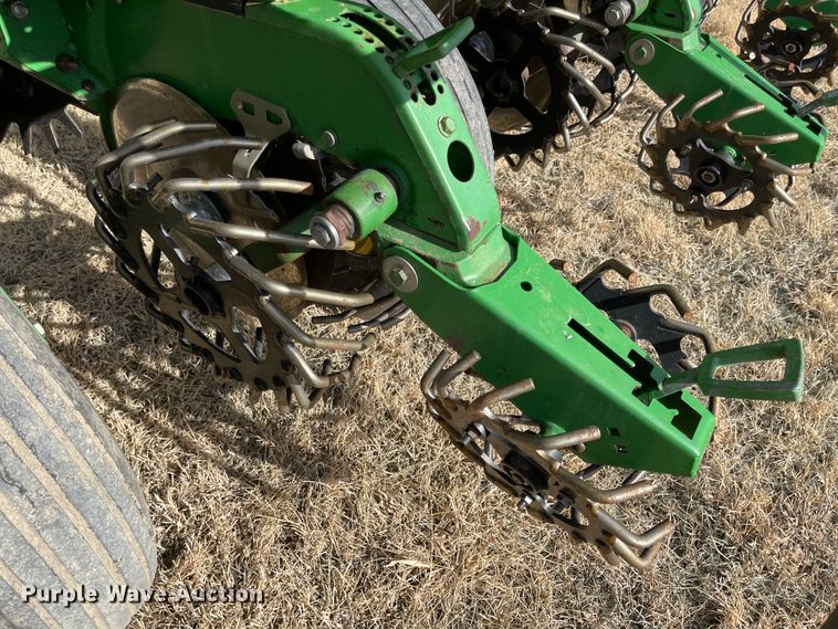 image for item IJ9595 1996 John Deere 7200  no-till planter