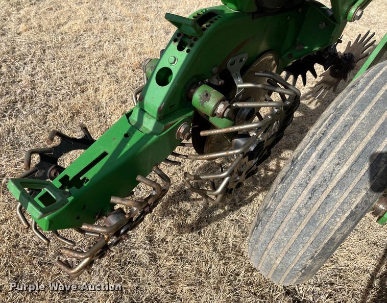 image for item IJ9595 1996 John Deere 7200  no-till planter