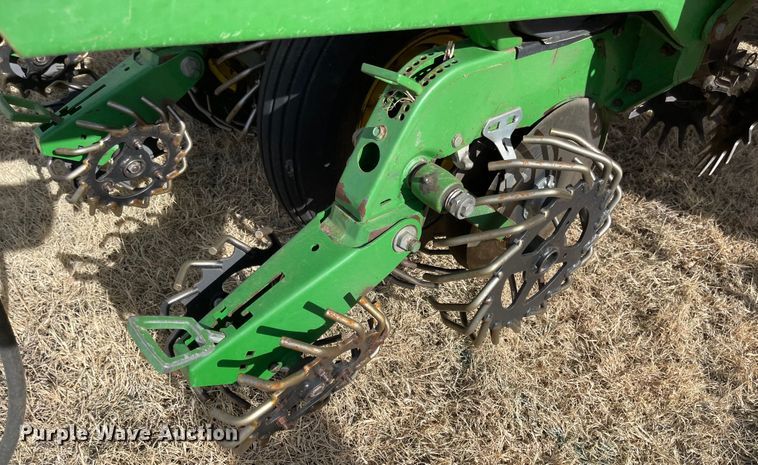 image for item IJ9595 1996 John Deere 7200  no-till planter
