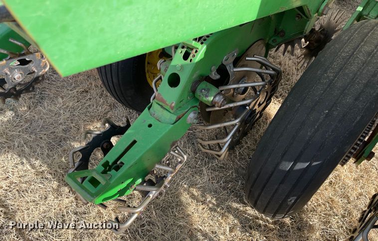 image for item IJ9595 1996 John Deere 7200  no-till planter