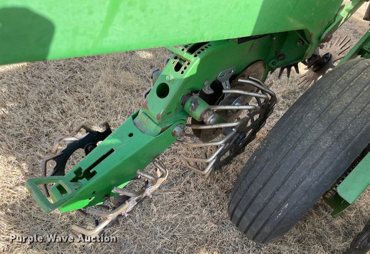 image for item IJ9595 1996 John Deere 7200  no-till planter