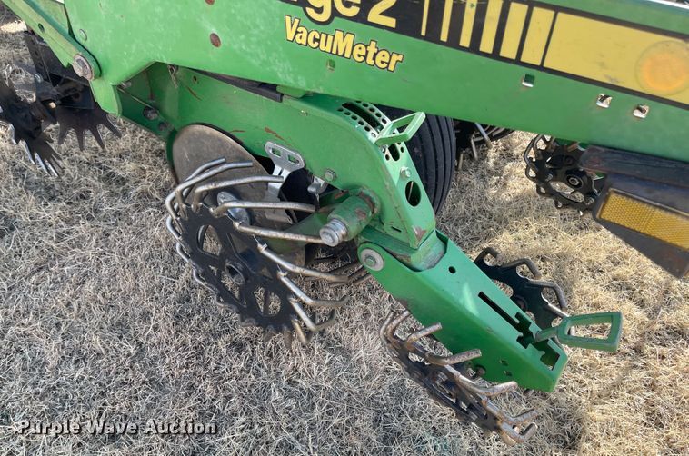 image for item IJ9595 1996 John Deere 7200  no-till planter