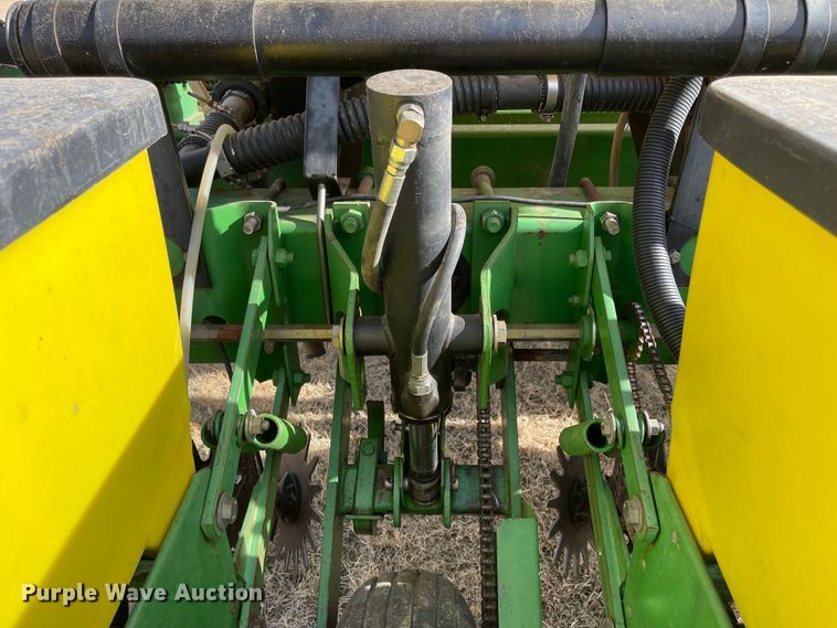 image for item IJ9595 1996 John Deere 7200  no-till planter
