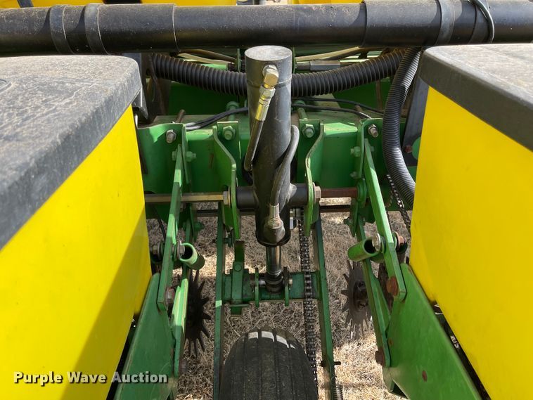 image for item IJ9595 1996 John Deere 7200  no-till planter