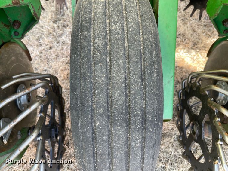 image for item IJ9595 1996 John Deere 7200  no-till planter