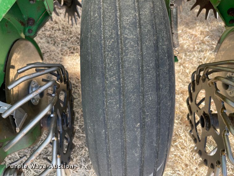 image for item IJ9595 1996 John Deere 7200  no-till planter