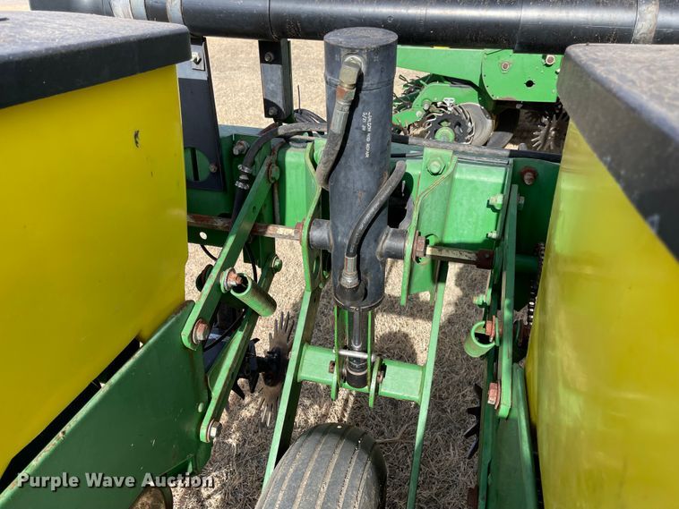 image for item IJ9595 1996 John Deere 7200  no-till planter