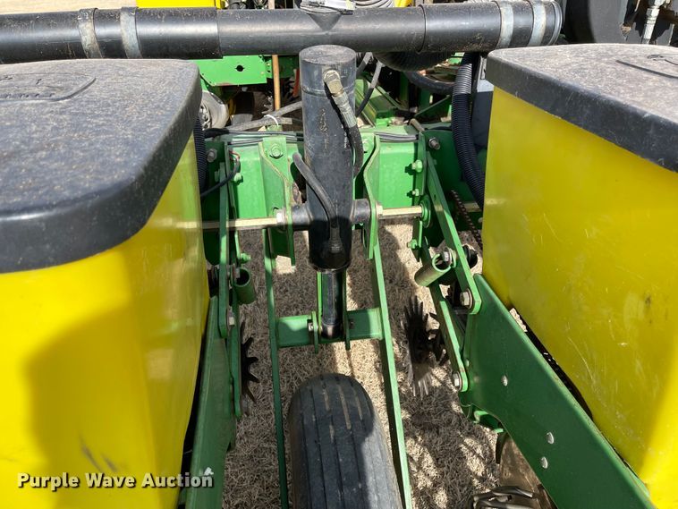 image for item IJ9595 1996 John Deere 7200  no-till planter